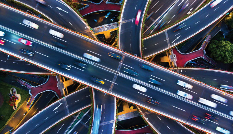互联的道路和交通的架空视图